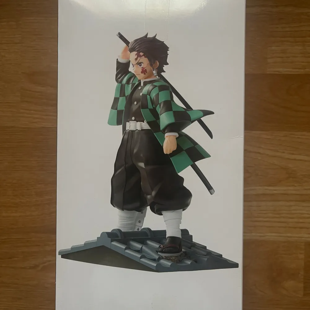 Säljer en detaljerad figur från SEGA av Kamado Tanjirou från Demon Slayer. Figuren står på ett tak håller i svärd. Förpacknings kartong finns kvar. Har flera anime figurer i mina andra annonser, kika gärna 💖. Böcker.