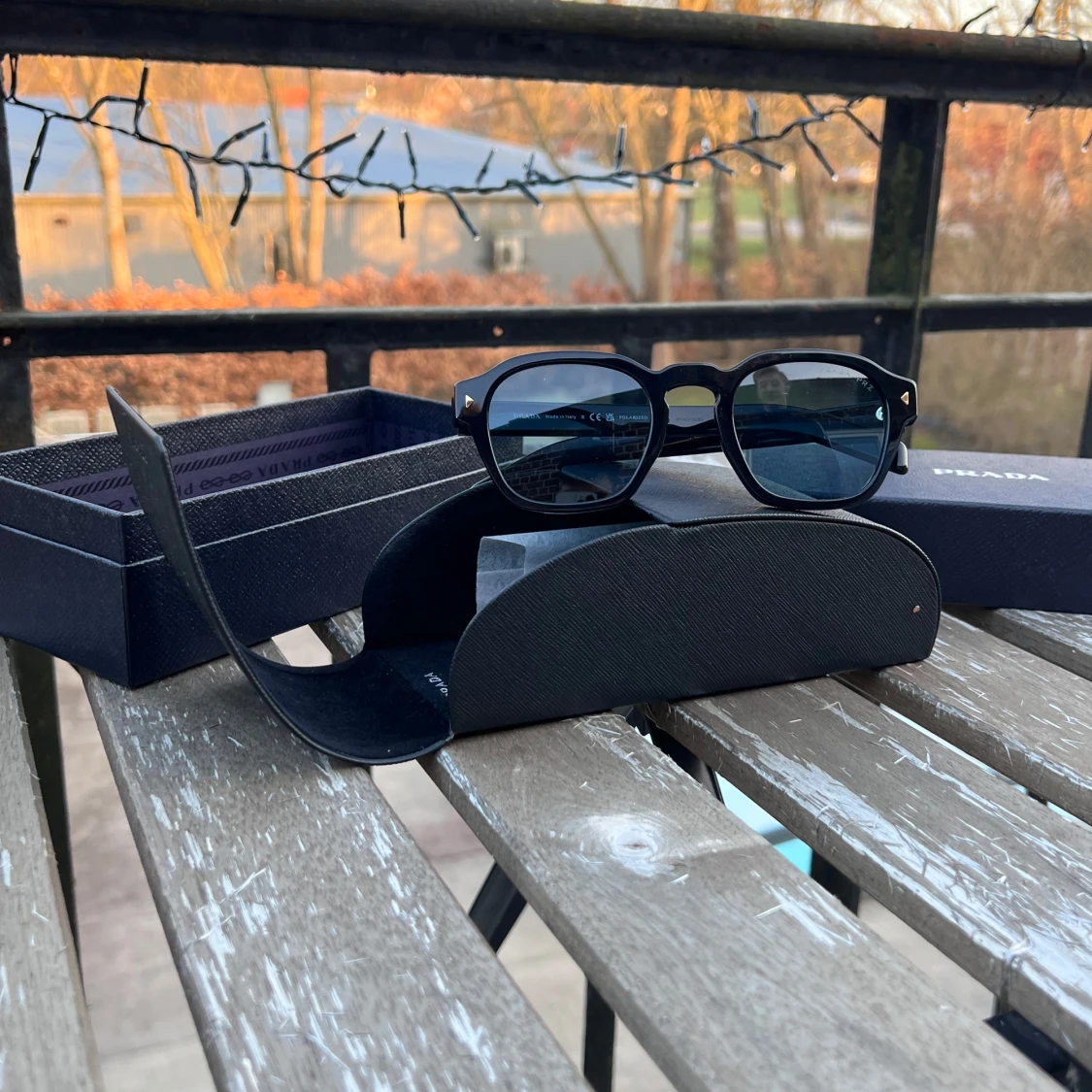 Svarta solglasögon från Prada