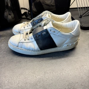 Valentino Open - Säljer ett par riktigt feta Valentino open i svart storlek är 41 skick 6.5-7 av 10 hör av er om ni har några frågor eller funderingar! Pris är ej hugget i sten🤝🙌