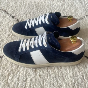 Blå och vita sneakers från Saint Laurent - Sjuka Saint Laurent skor! | Modell: SL/02 (enormt svåra att få tag på) | Storlek 41-42 | Grymt skick, i princip oanvända | Hör av er vid frågor och funderingar!