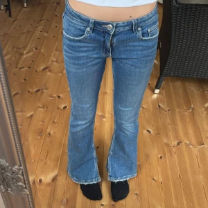 Blå bootcut jeans - Snygga blå bootcut jeans med liten slit längst ner och fransade kanter. Jättefina men lite för små för mig, använt typ 5 gånger💕 Strl 152 men passar även 30-32 i längd💕