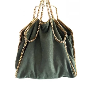 Stella McCartney väska  - Säljer nu min sååå fina original Stella McCartney väska i modellen falabella i måtten 35x35x10. I en mörk olivgrön färg med mocka material! Den är använd och har två små defekter (små hål) som syns på sista bilden samt lite tecken på användning längst ner på insidan av väskan, inget jag tycker märks vid användning. Köpt på Vestiaire Collective 💕 