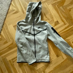 Nike tech fleece - Grå Nike tech fleece säljer för att det inte längre är min stil
