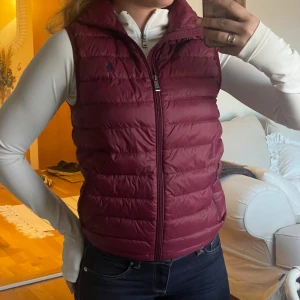 Väst Ralph Lauren - Vinröd dunväst från Ralph Lauren storlek xs 