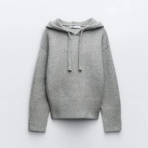 Zara hoodie grå stickad  - Jätte fin och bekväm hoodie från Zara. Säljs inte längre i butik eller online 🩷Storlek M. Köpt i butik själv på mall of scandenavia för 500kr fullpris. Har användt den jätte få gånger o bara suttit på en galje i garderoben i nåt år liksom. Skriv för fler bilder osv. Pris kan diskuteras 🩷🩷