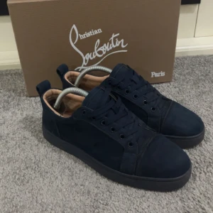 Loubs  - Säljer mina trendiga louboutins skor i storlek 40 men jag som brukar ha 41, så passar dem mig perfekt. De har inga tydliga defekter och använda sparsamt. Skorna följs även med en box med massor av grejer som ni ser på sista bilden. Skriv om du har några funderingar:)