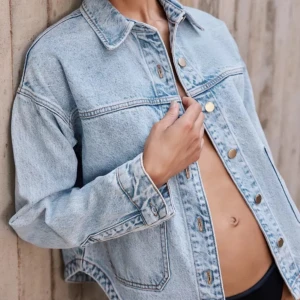 Ljusblå jeansjacka från Zara - Snygg ljusblå jeansjacka från Zara med knappar framtill och två stora fickor. Jackan har en klassisk krage och långa ärmar. Perfekt för vår och sommar. Den är köpt på plick och behöver tvättas. Nypris : 379kr . St s men passar också M