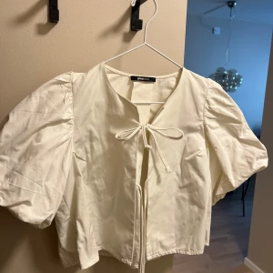 Blus från Gina Tricot - Fint skick, kommer ej till använding. 🌸