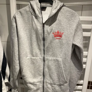 Grå hoodie - Grå hoodie med texten Sweden bak på huvan. Storlek Small