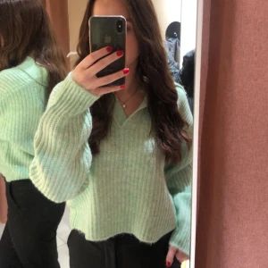 Mintgrön stickad tröja från Gina Tricot - Säljer en mintgrön stickad tröja från Gina Tricot. Tröjan har en v-ringad design med krage och långa ärmar. Den är croppad och har en ribbad struktur som ger en snygg look. Tröjan är endast använd fåtal gånger. Perfekt färg nu inför våren!💚Pris kan diskuteras