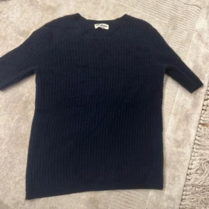 Mörkblå ribbad tröja från softgoat  - Säljer en stilren mörkblå ribbad tröja från softgoat❤️ sitter som en s