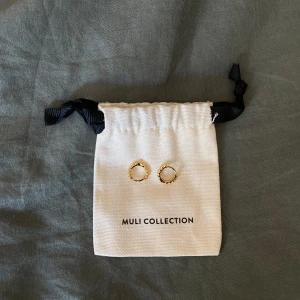 Guldörhängen från Muli Collection - Snygga guldörhängen från Muli Collection. aldrig använda!