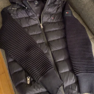 Mörkblå tommy hilfiger candigan - Helt ny tommy hilfiger candigan, jätte snygg och stilig candigan, perfekt för våren eller sommar kvällar. Säljer för den är lite liten på mig som ni ser på bilden. Pris går att diskutera.