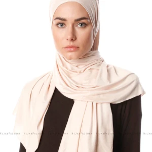 Beige Jersey Hijab - Hijab i premium jersey från Ecardin. Den är mjuk och bekväm. Nypris 99kr. Nyskick. Säljer för endast 39kr.