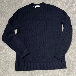 Stickad Sweatshirt - Selected Homme - Säljer en oanvänd sweatshirt med snyggt stickat mönster. Sjukt bekväm perfekt till vår och sommar. Storlek: S. Skick 10/10. Nypris: 679kr. Följare får 50kr rabatt!