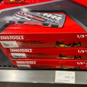 Hylsnyckelsats från Teng Tools - Hylsnyckelsats från Teng Tools med flera olika storlekar av hylsor och en spärrnyckel. Förpackningen är röd och svart med Teng Tools logotyp. Perfekt för både proffs och hemmafixare som behöver ett pålitligt verktygskit.
