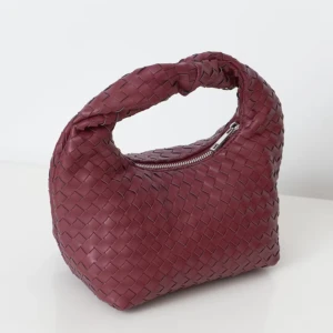 Vinröd flätad handväska - Snygg vinröd handväska med flätat mönster från Gina. Sparsamt använd & inga defekter. Slutsåld online & går inte att få tag på i butik!🌹