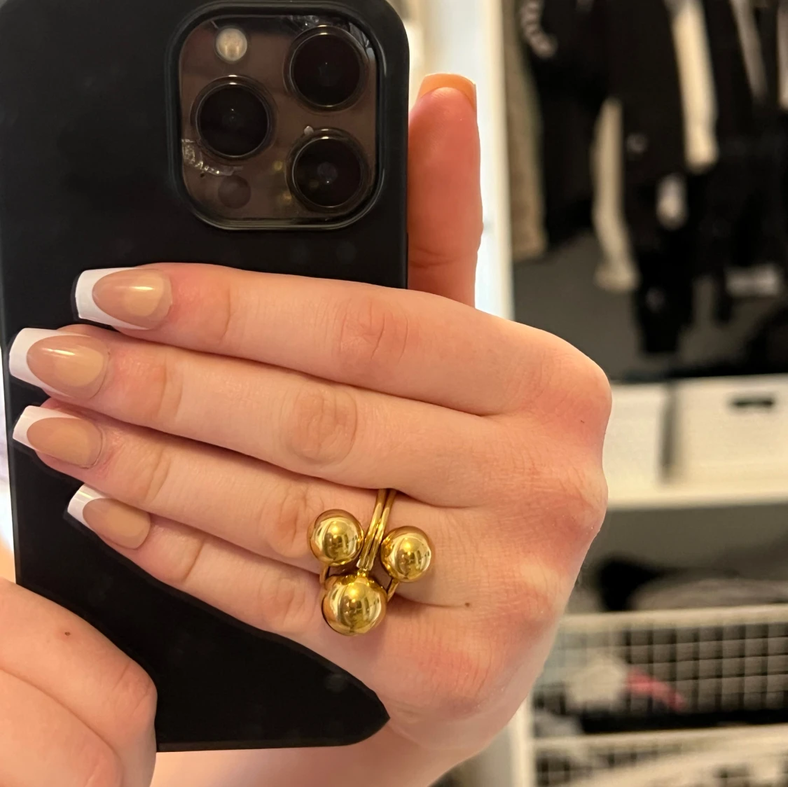 Guldig ring med kulor  - 1