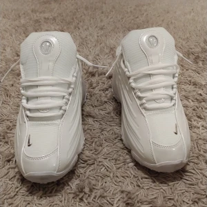 Nike x Nocta white sneakers  - Receipt is available!! Never worn!!!  Snygga vita sneakers från NOCTA med en modern design och stilrena linjer. Skorna har snörning och en rund tå, vilket ger en bekväm passform. Perfekta för dig som vill ha en stilren look.