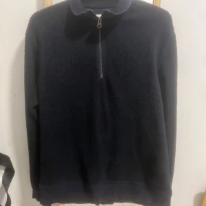 Mörkblå fleece tröja från Samsøe - Säljer en mörkblå fleece tröja från Samsøe  med dragkedja framtill. Perfekt för snygga tillfällen eller lite mer Casual 
