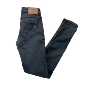  Dondup George - | Snygga svarta Dondup George | Storlek 27/31 | Skick 8,5/10 | Hör av er vid funderingar👏 |