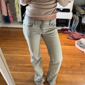 Ljusblå jeans - Snygga ljusblå jeans med låg midja. Byxorna har klassisk femficksdesign och en rak stil. Perfekta för en avslappnad look. En liten defekt på sista bilden som går att sy igen, annars i jättefint skick💕