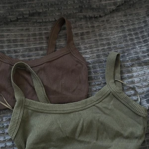 Ribbade toppar, set om 2  - Två snygga ribbade toppar i grönt och brunt. Perfekta för en avslappnad stil, med breda axelband och en bekväm passform.