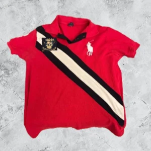 Ralph lauren piké - Pikétröja från ralph lauren. Den är XL men passar som M. har lite lagningar i armhålan men inte så synligt och den har ett hål där också men ändå i fint skick då man bara ser om man letar efter de på nära håll.                           Chief keef. Polo. Ralph lauren. Skjorta. Drainer.  