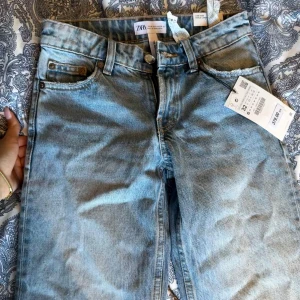 Ankel långa jeans  - Ankel långa jeans från Zara. Jätte snygga men tyvärr för små för små. Helt nya, med pris lappen kvar. Skriv vid frågor❤️