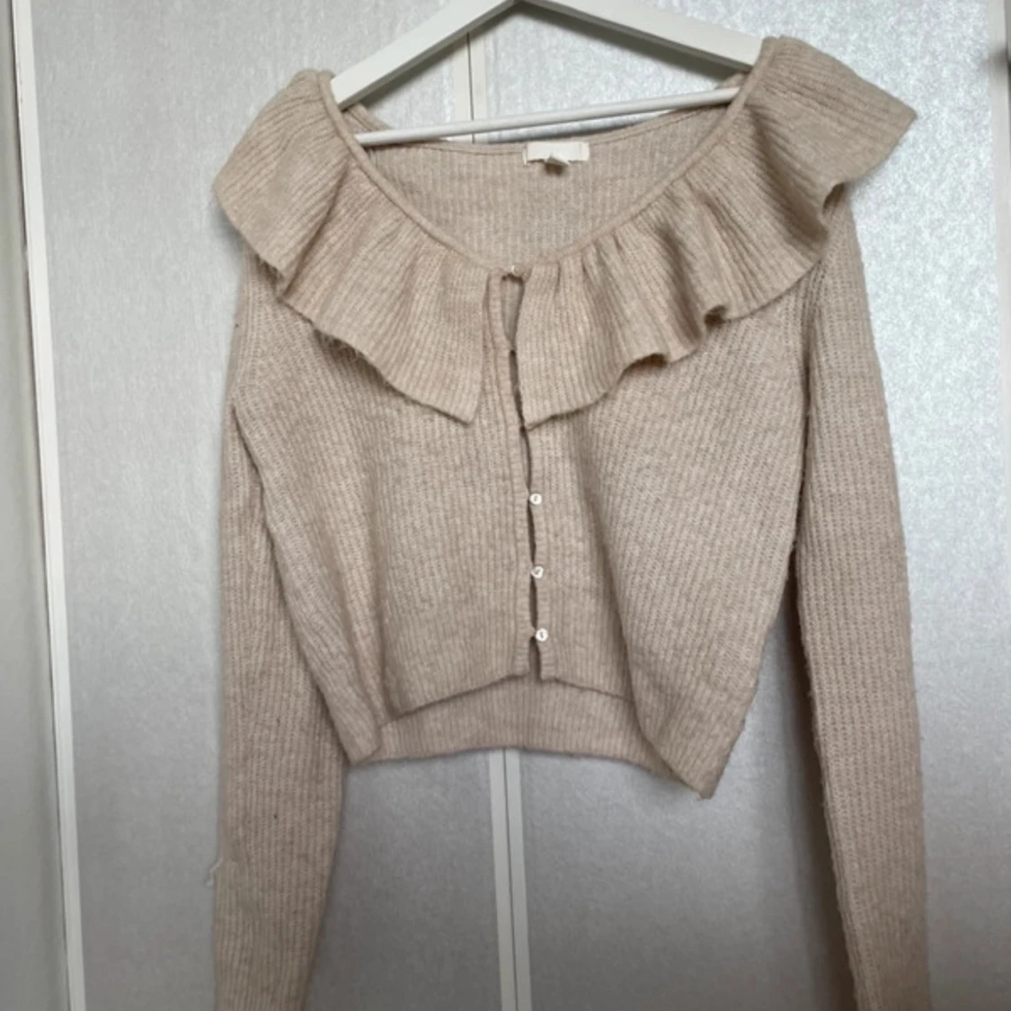 Beige stickad kofta från H&M