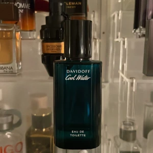 Davidoff Cool Water Eau de Toilette - Säljer en flaska Davidoff Cool Water Eau de Toilette. Flaskan är i en elegant mörkblå färg och rymmer 40 ml. Det är ca tio till 15 ml kvar i denna !! Den har en stilren design med en praktisk sprayfunktion. Perfekt för den som söker en fräsch och klassisk doft.🤩🤩🤩