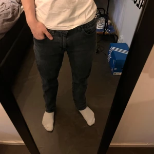 Levis Jeans - Säljer nu mina levis 502 jeans då jag inte använder dem längre, skicket är 9/10, färgen är grå svart aktig(väldigt snygg), nypris är 1100kr men mitt pris är 750kr. Hör av dig vid funderingar 