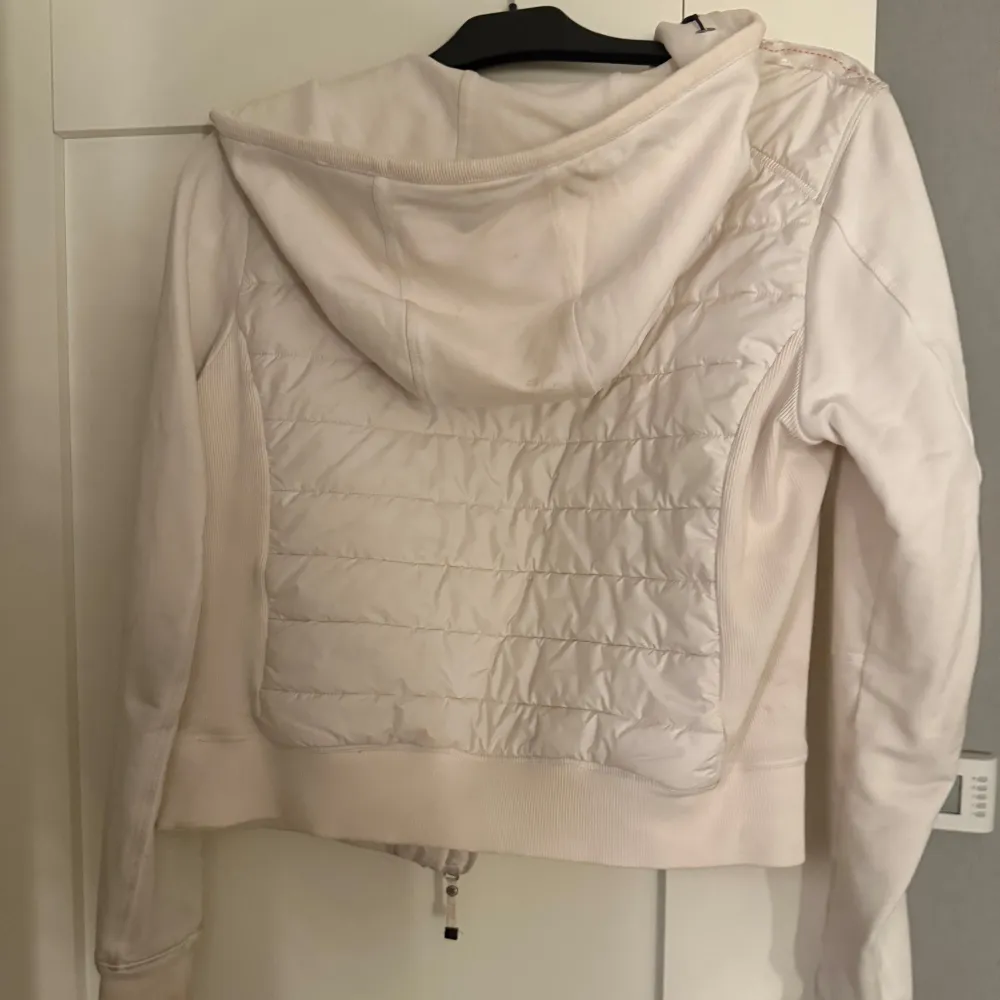 Säljer en stilren vit fleecejacka från Parajumpers med quiltad design och dragkedja framtill. Jackan har en broderad patch på ärmen och praktiska fickor med dragkedja. Perfekt för kyliga dagar! Den säljs endast för den inte används mer, vid snabb affär kan jag ta ner priset lite!🩷. Takit.