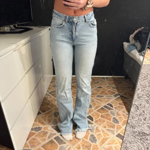 Ljusblå bootcut jeans - Snygga ljusblå bootcut jeans mid waist. Lite urtvättade. 