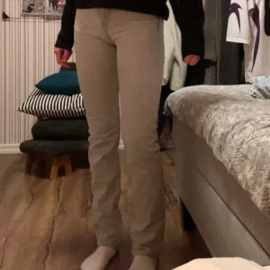 Grå jeans från Perfect Jeans - Snygga grå jeans från Gina trico med hög midja och rak passform. Perfekta för en stilren look. De har klassisk femficksdesign och är tillverkade i ett bekvämt denimtyg. 