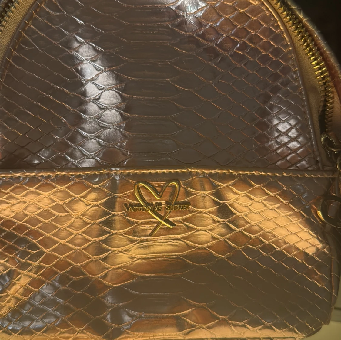 Rosa ryggsäck med ormskinnsmönster - 2