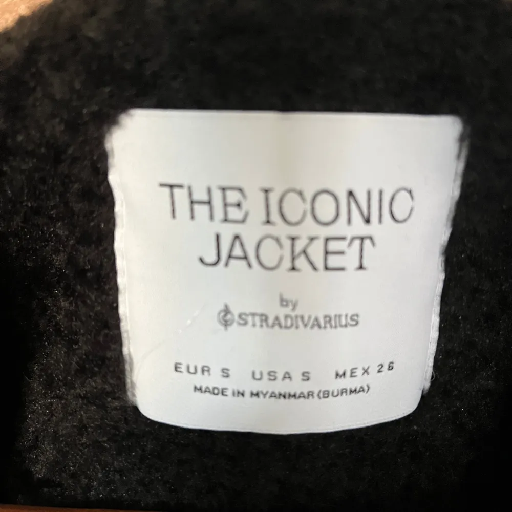 Säljer en helt oanvänd svart jacka från stradivarius i skinnimitation med varmt foder. Därav inga defekter! Jackan har en reverskrage och dragkedja framtill. Den är försedd med fickor med dragkedja och ett skärp i midjan för extra stil. Perfekt för kyligare dagar på våren och hösten. Nypris är 799kr, mitt pris 350kr. Skriv vid fler frågor eller bilder! 💞🥰. Takit.