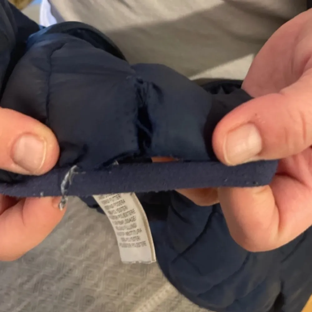 Säljer en mörkblå pufferjacka från Ellesse med huva och dragkedja. Jackan har långa ärmar och är quiltad för extra värme. Perfekt för kyligare dagar. Köpt för 1000kr så denna är 600kr billigare . Takit.