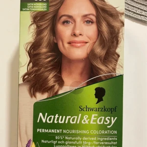Schwarzkopf Natural & Easy Hårfärg 550 Satin Mörkblond - Permanent hårfärg från Schwarzkopf i nyansen 550 Satin Mörkblond. Innehåller 93% naturligt härledda ingredienser och erbjuder 100% gråhårstäckning. Ger ett naturligt och glansfullt resultat med långvarig hållbarhet.