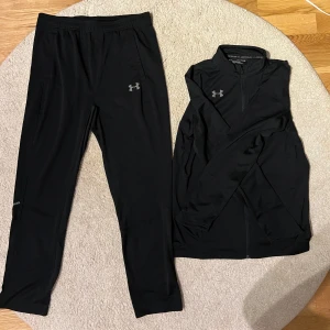 Svart Under Armour Tracksuit  - Svart tränings sett från Under Armour, bra skick. Inget fel 