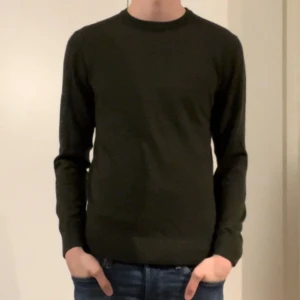 Grön Merinoull tröja - John Henric - Merinoull tröja från John Henric! | Storlek: M | fint skick, sitter som en S!| nypris: 999 :- | mitt pris: 389:- | Frågor? Skriv