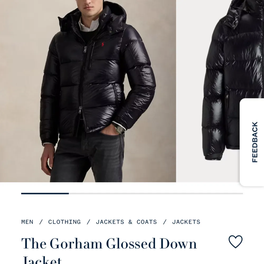 Snygg svart glansig dunjacka från Ralph Lauren med dragkedja och huva. Jackan har en quiltad design och en liten röd logga på bröstet. Perfekt för kyliga dagar.. Takit.