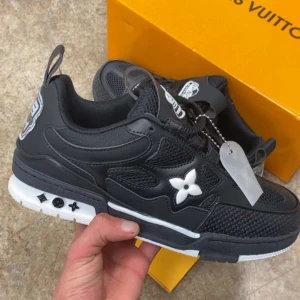 LV skates - Snygga svarta sneakers från Louis Vuitton med vita detaljer och märkets logga på sidan och sulan. Skorna har snörning och en rund tå, perfekt för en stilren look. Kvitto finns med. Priset kan diskuteras vid snabb affär.
