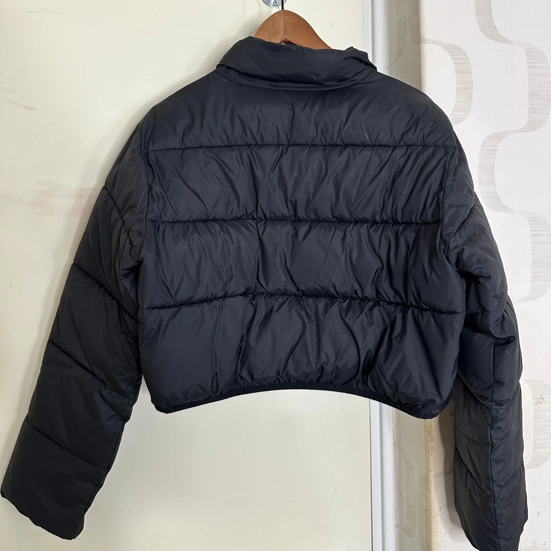 Svart croppad pufferjacka från ASOS DESIGN - 3