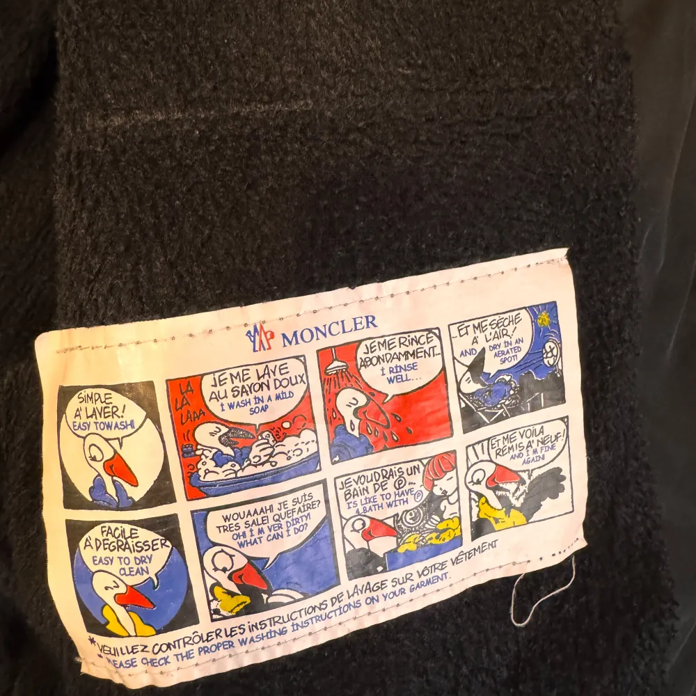 Snygg svart pufferjacka från Moncler med dragkedja och långa ärmar. Jackan har ett stilrent quiltat mönster och en broderad Moncler-logga på ärmen. Perfekt för kyligare dagar.. Takit.