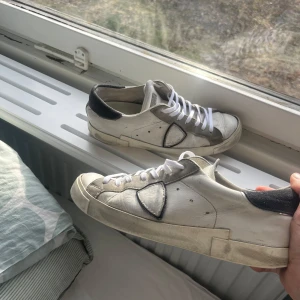  Philippe Model skor - Snygga vita sneakers från Philippe Model med grå och svarta detaljer. Skorna har en rund tå och klassisk snörning. Perfekta för en stilren look. Riktigt feta ny inför sommaren och bra skick lite små defekter och inne hälen men inget som syns Nypris ungefär 5000 hör av er över frågor! 🤩🙌 Storlek 41