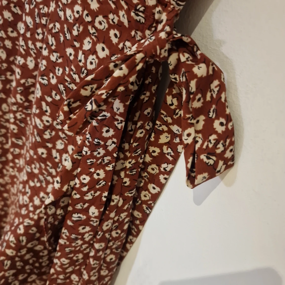 Brun blommig omlottklänning från ONLY stl 36 - 2