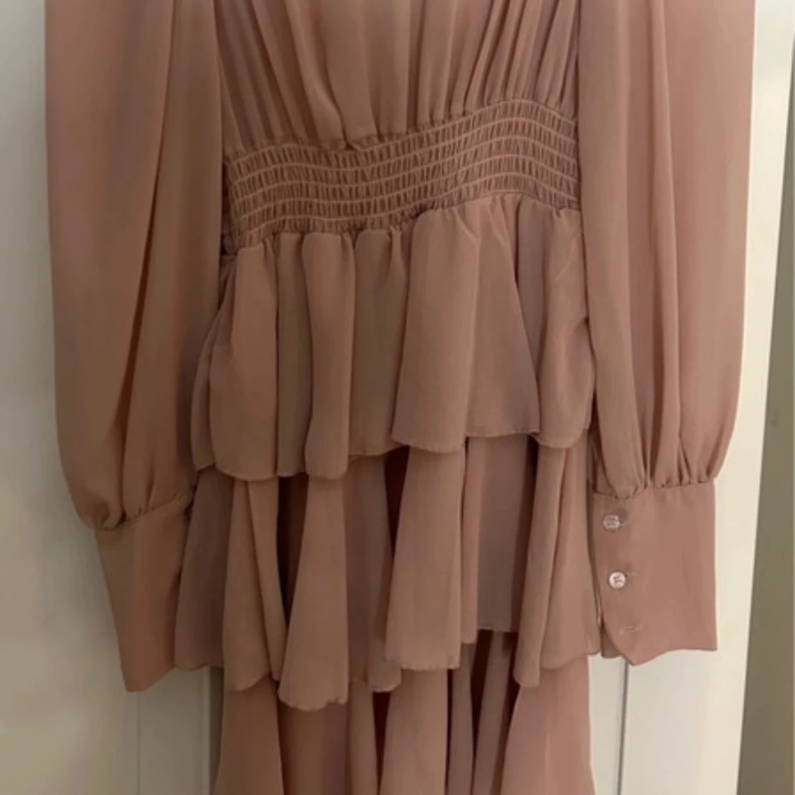 Beige långklänning med v-ringning - 1