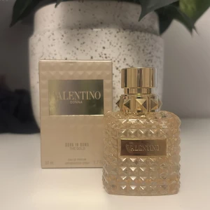 Valentino the gold Eau de Parfum - Elegant parfym från Valentino. Har nästan aldrig använts (max 5 spray). Säljer eftersom att jag inte tycker lukten passar mig. 50ml