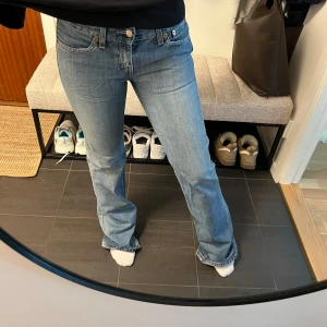 Levis jeans i ljusblå denim - Snygga ljusblåa Levis jeans! De har en bootcut-stil med knapp och dragkedja framtill. Skriv vid funderingar! 🫶🏼🫶🏼
